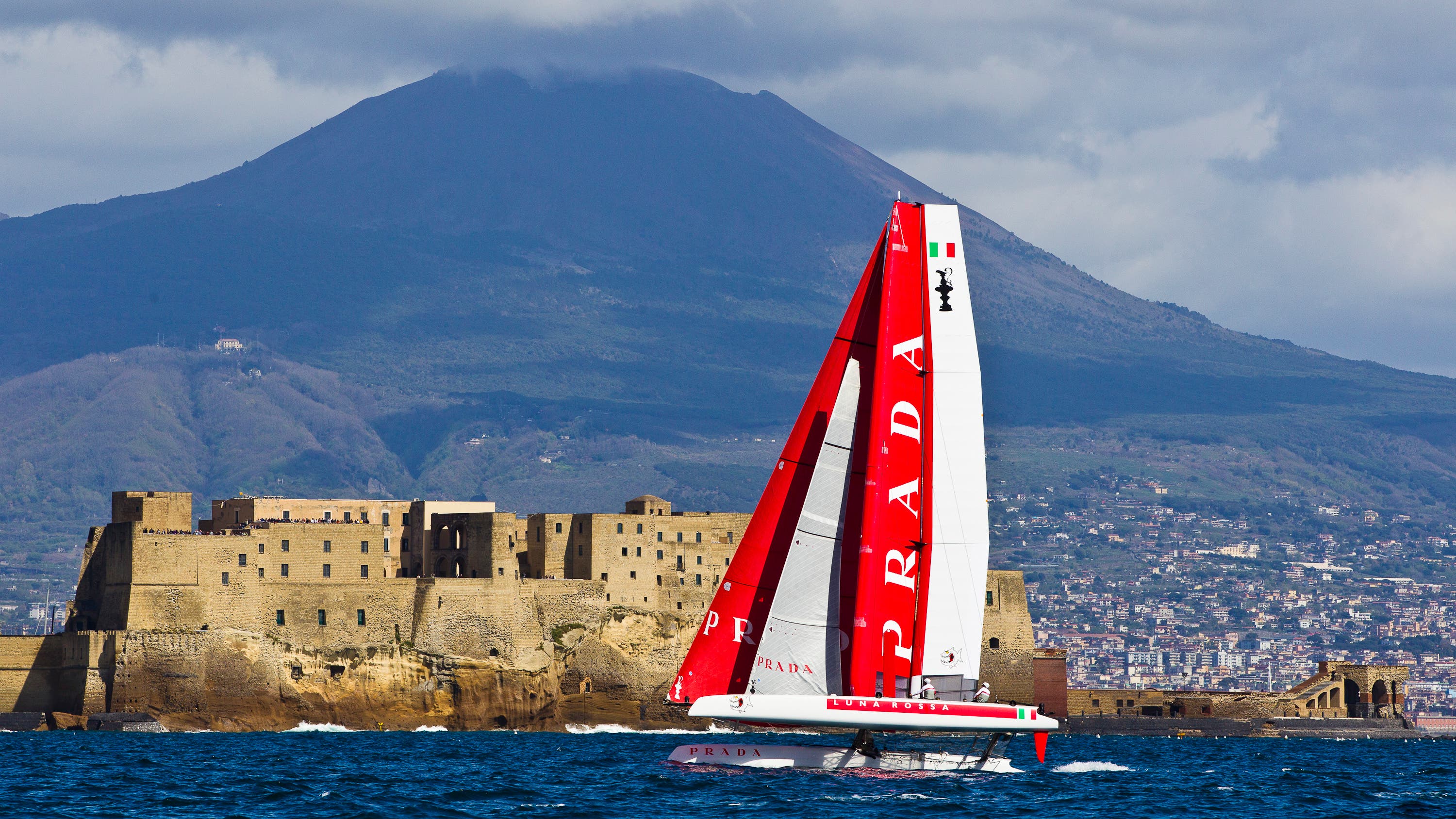 Luna Rossa con il Vesuvio e Castel dell'Ovo