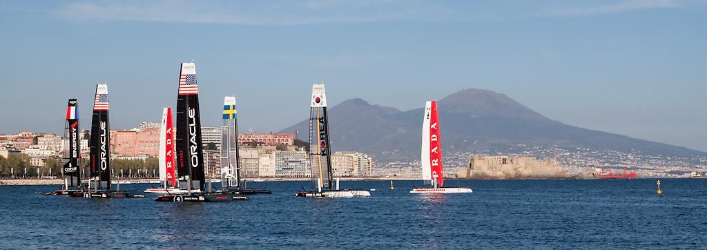 Catamarani in gara davanti a Napoli