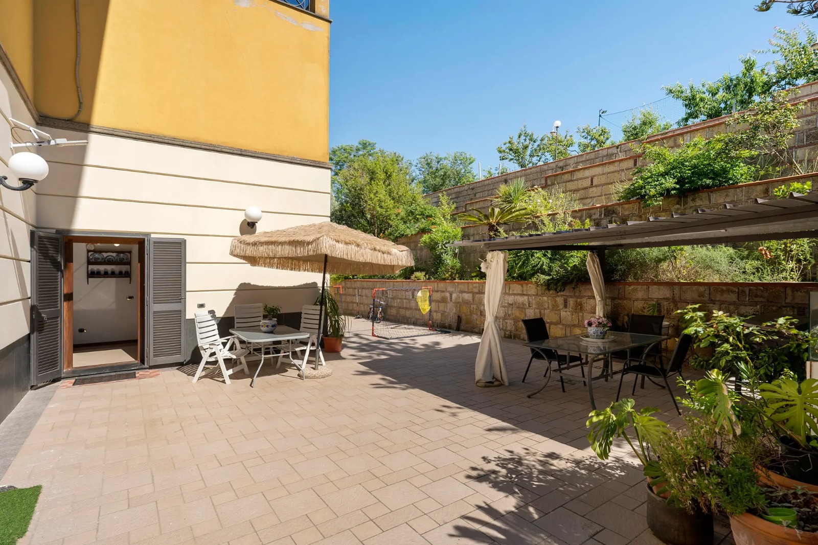 Suite Ermosa - Esterno zona pranzo attrezzata