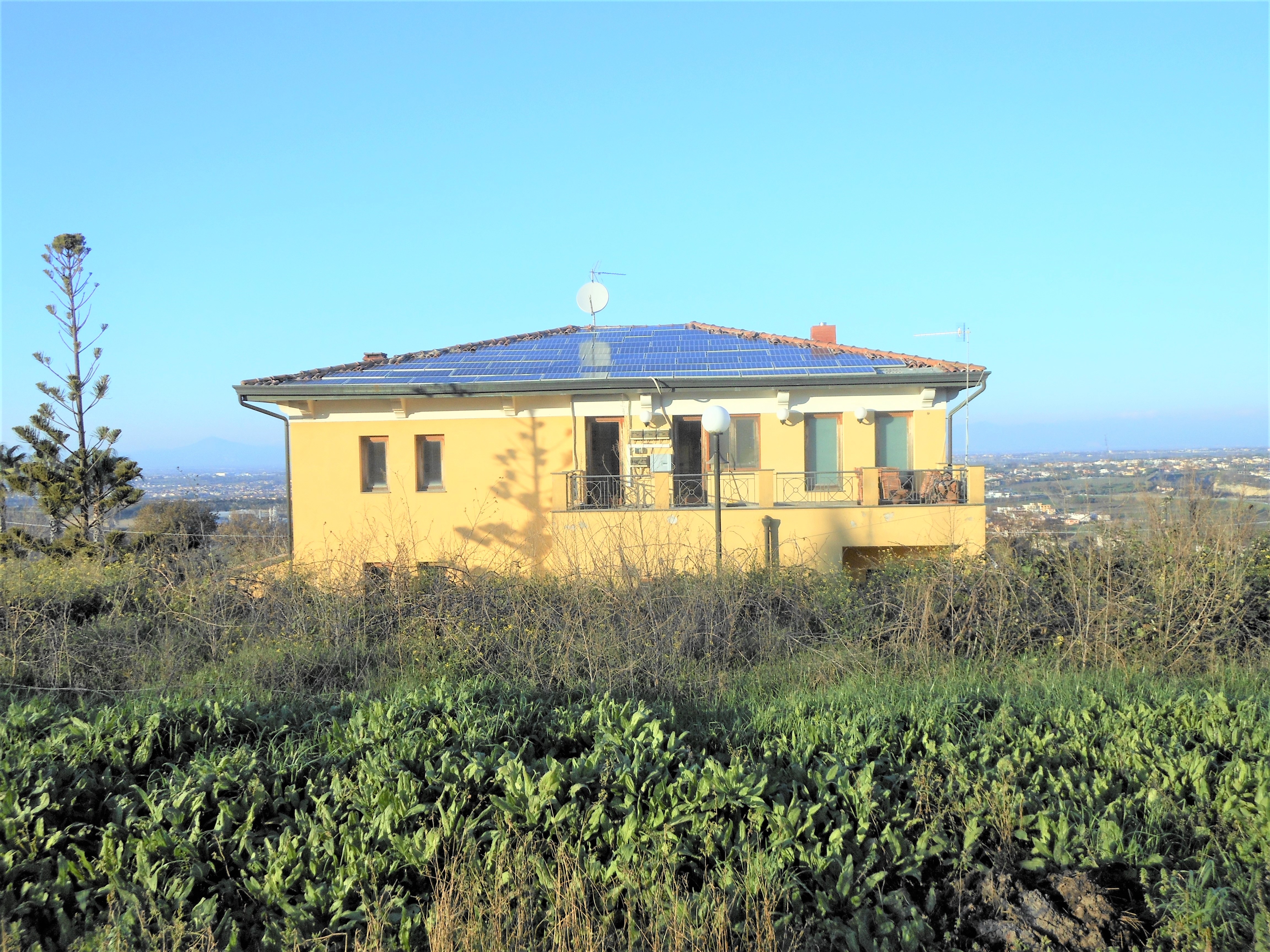 Suite in villa Ermosa - Prospetto da Sud e impianto FV